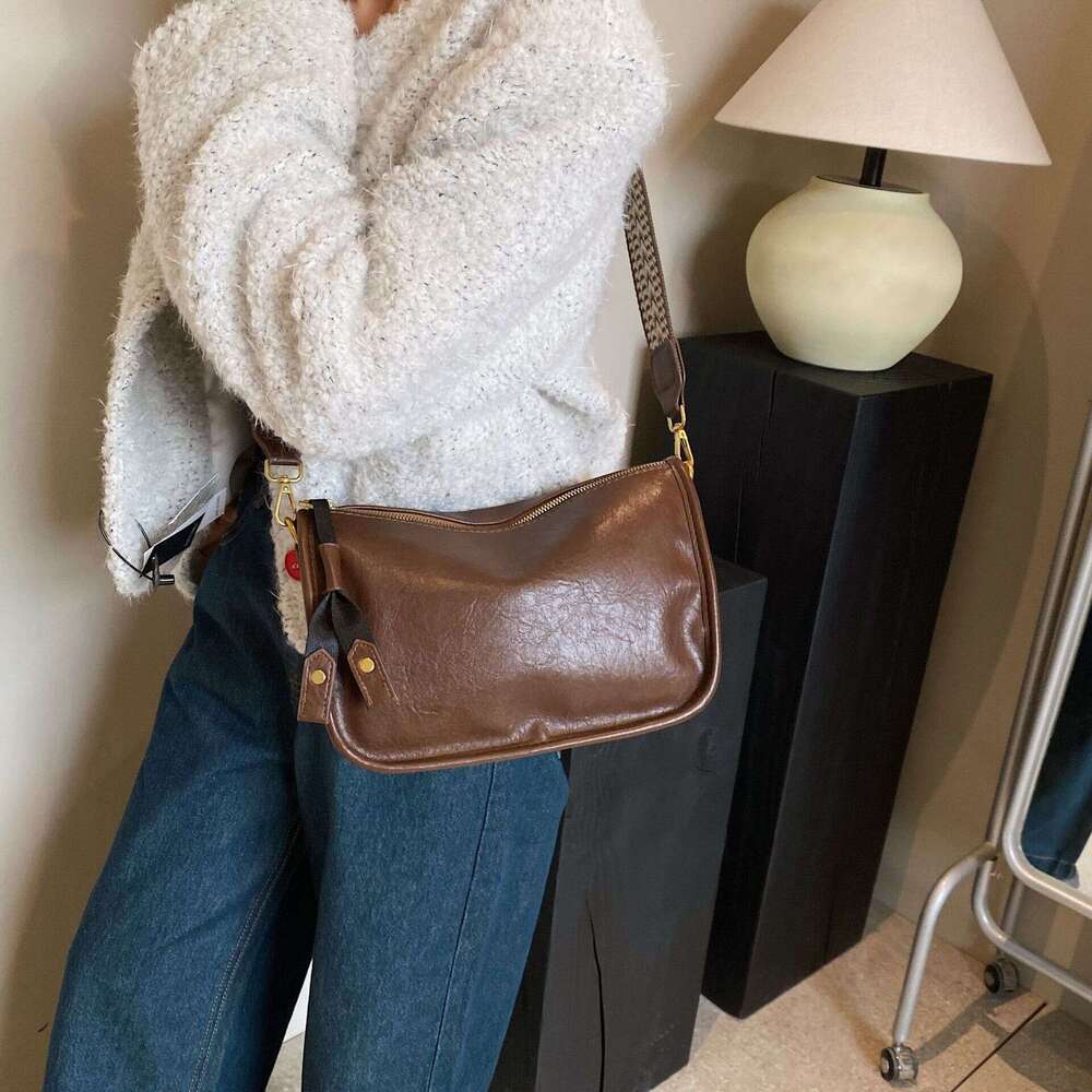 Small 2024 new fashionable and versatile casual western-style wide strap single shoulder for women crossbody bag