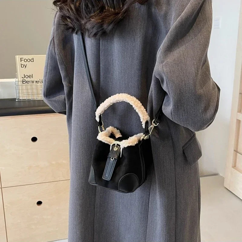 New Crossbody Women s One Shoulder Casual Retro Bag Multi functional Plush Designer Bag Wallet and Handbag bag