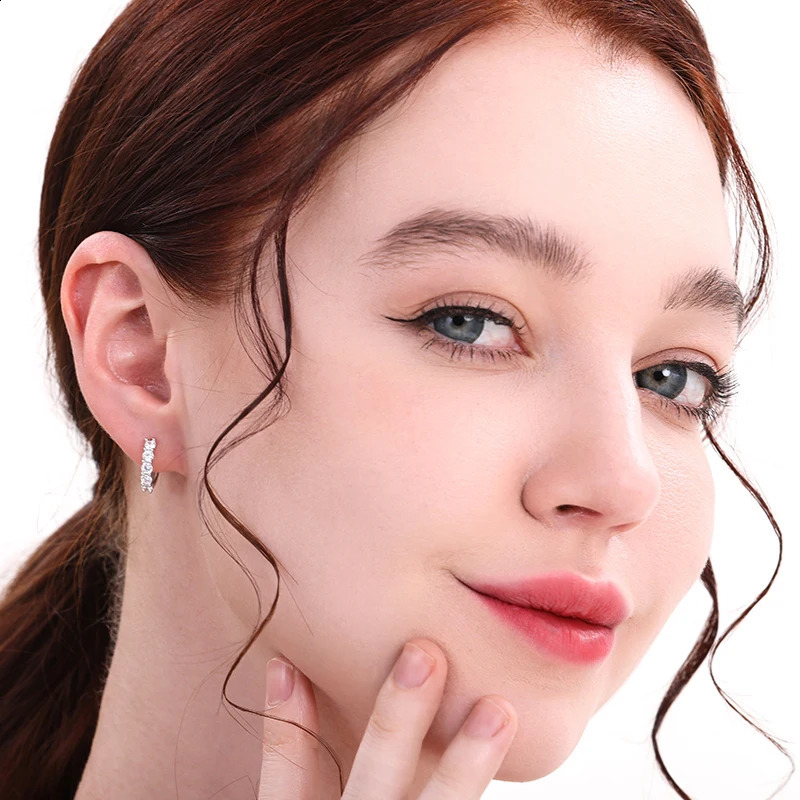 D-color silica ring earrings have passed diamond testing and are made of 925 sterling silver. They are suitable for women and shine with exquisite jew