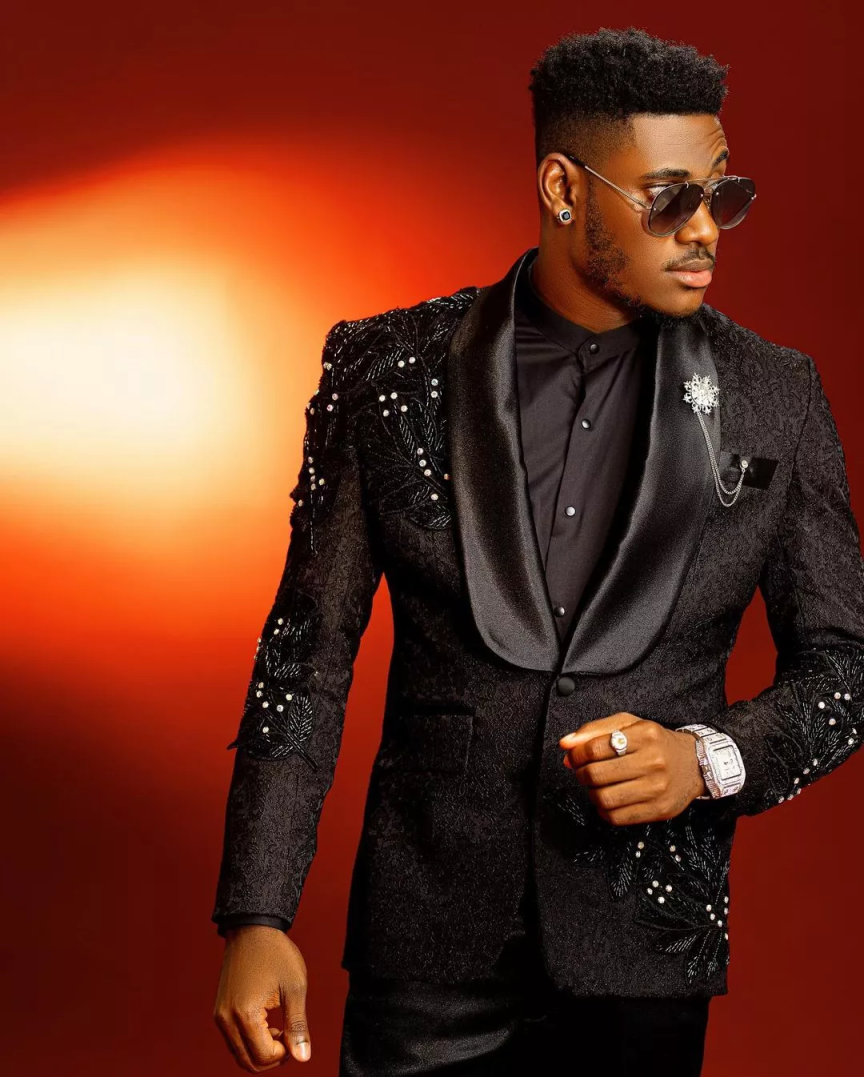 Stylish Men's Suit 2 Piece Set Sequins Beading Tailored Blazers Shawl Lapel Groom Jacket One Button Special Design Prom Custom Made (Coat+Black P