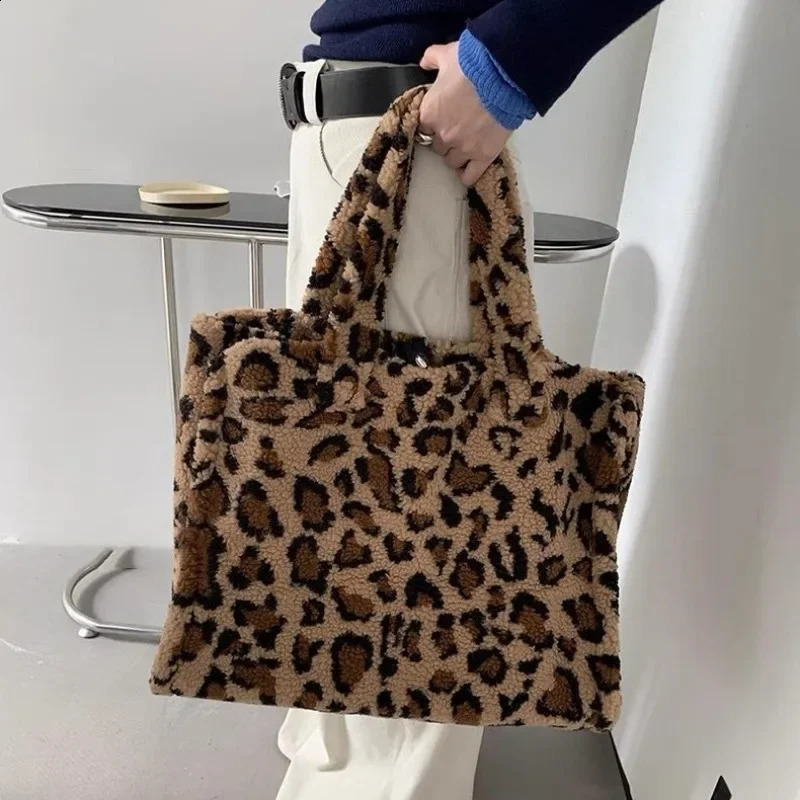 Autumn Winter Big Capacity Leopard Pattern Handbag College Students Plush Bag Lamb Wool Bags Versatile Package 241204