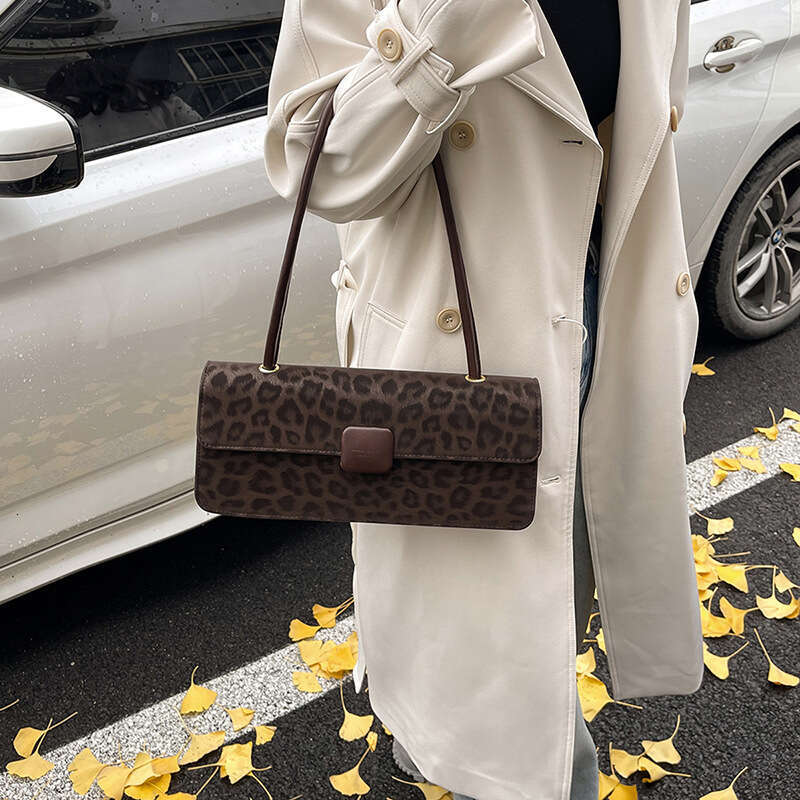 2024 autumn and winter new fashionable niche design armpit French stick versatile hand-held women's bag