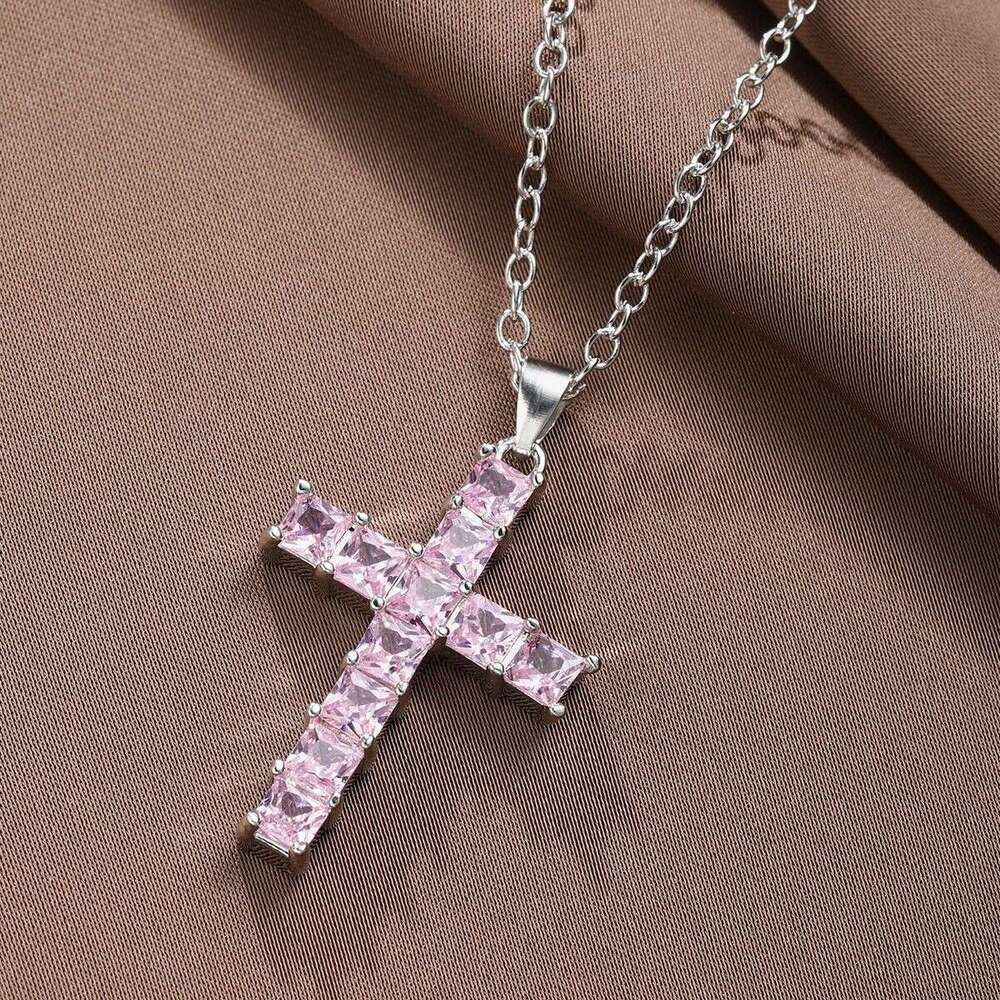 New inlaid Haoshi cross pendant necklace, fashionable, simple, versatile, light , high-end decorative item