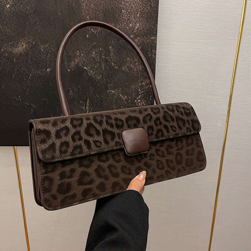 2024 autumn and winter new fashionable niche design armpit French stick versatile hand-held women's bag