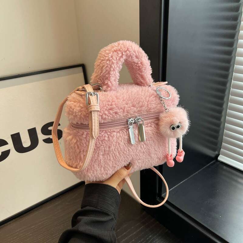 Lamb wool women's crossbody 2024 winter new item, shoulder bag, fashionable plush handbag