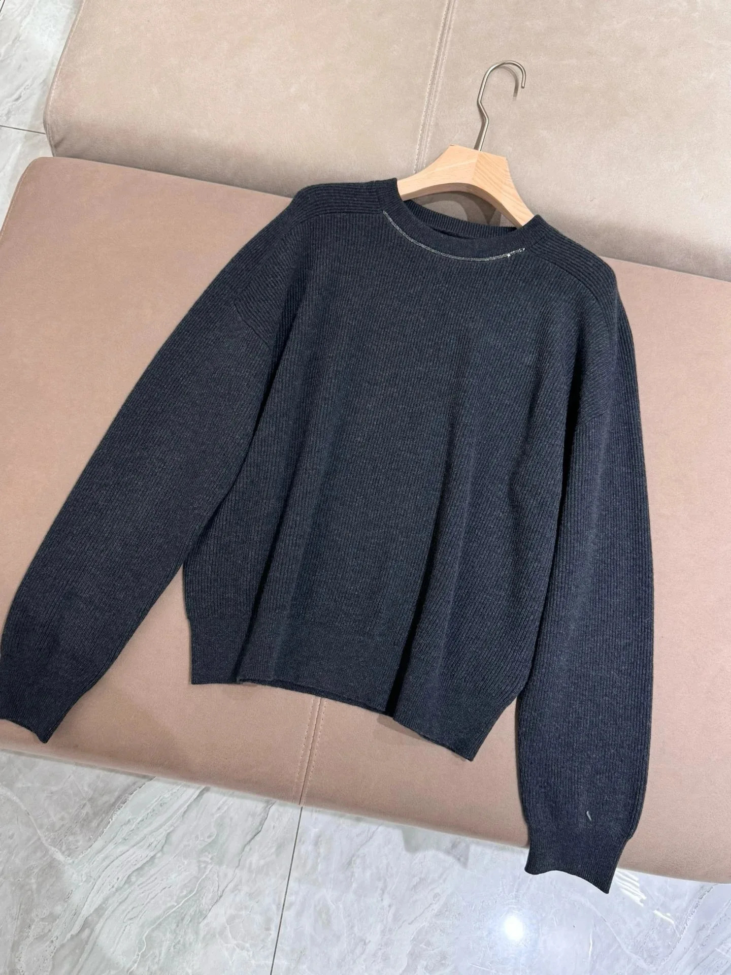 Womens wool sweater long sleeved knitted pullover for autumn and winter simple round neck womens clothing 241203