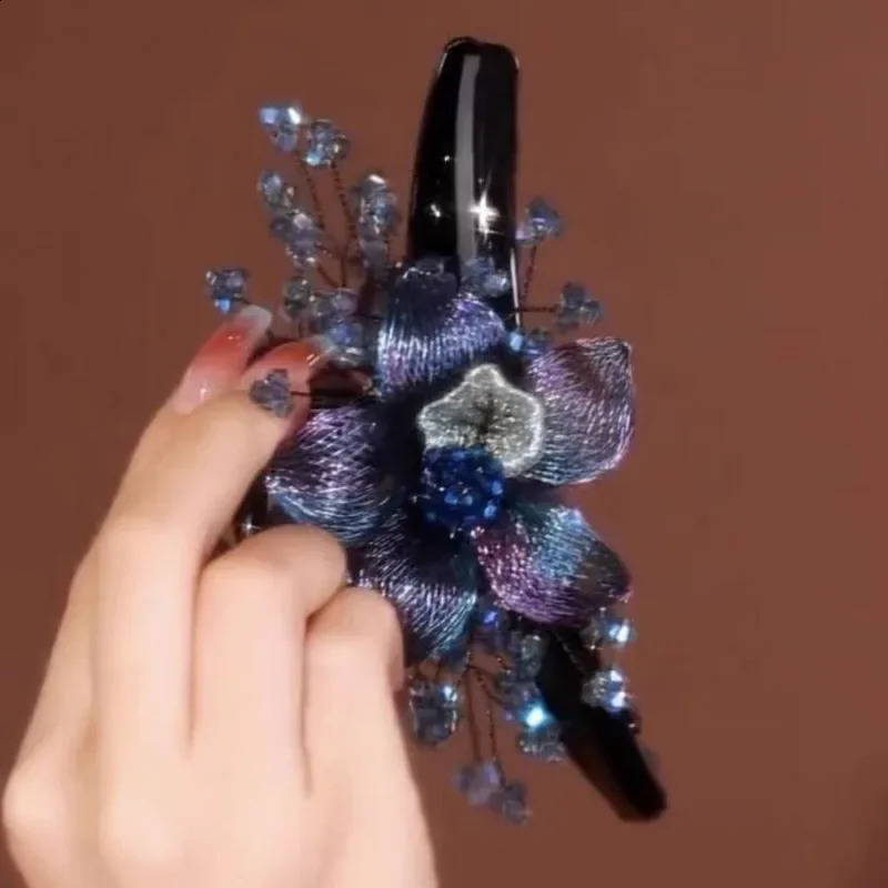 Womens copper wire flower bridal hair clip womens retro zircon shark clip wearing mothers jewelry Tiaras 241205