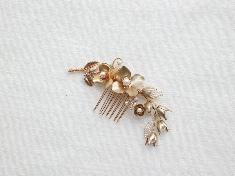 Bridal jewelry pearl hair comb clip clip leaf flower head piece bridal womens retro golden hair wedding accessories 241205