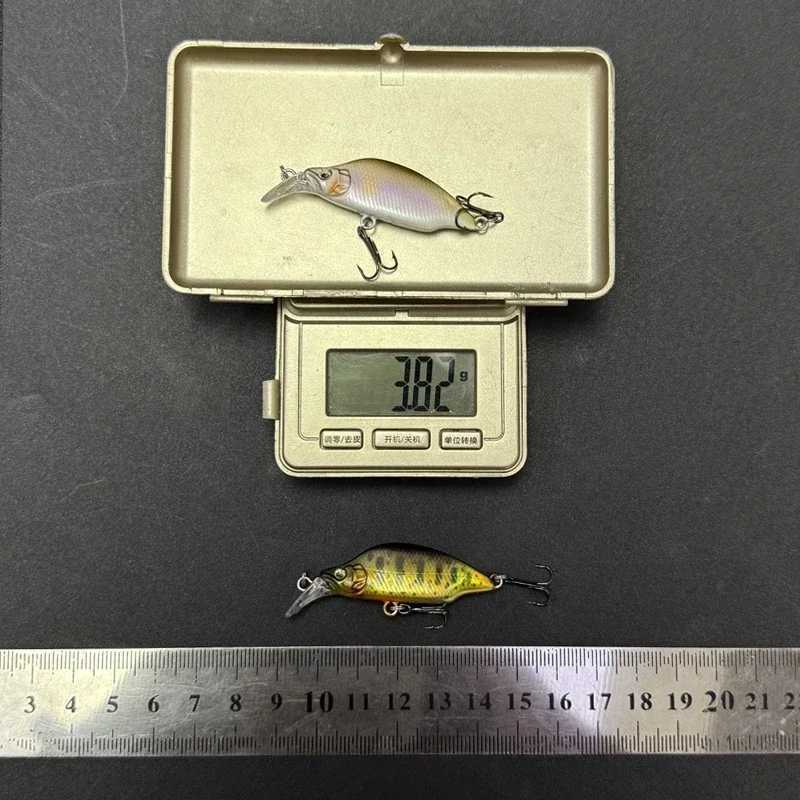 The curved hump design produces a strong winking fect and action response. 4.5cm/3.8g Minnow Sinking Road Runner LureXJ241128