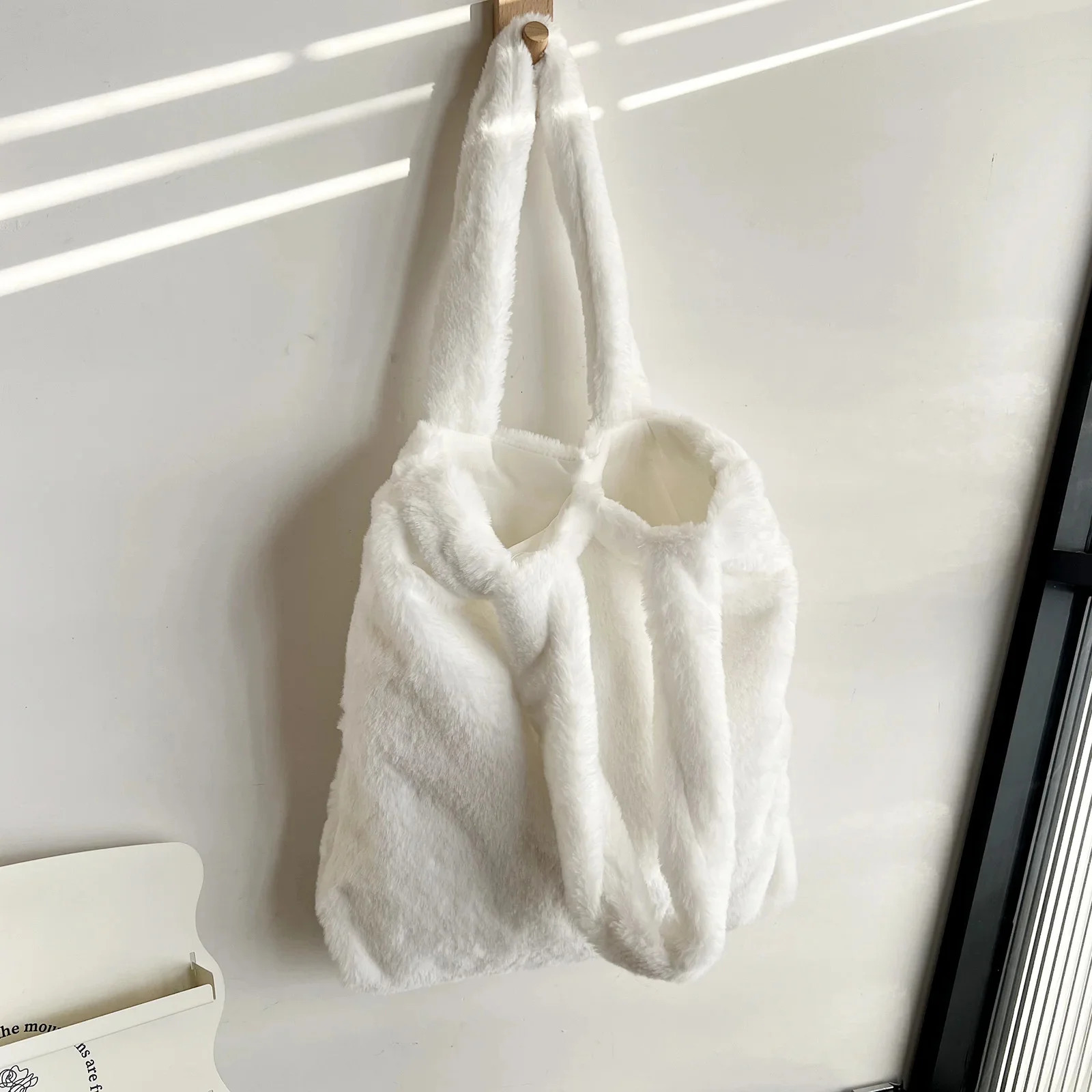 Womens Plush Underarm Bag Winter Faux Fur Shoulder Bag Solid Color Soft Fluffy Shopper Bag Girl Large Capacity Casual Tote Bag 241206