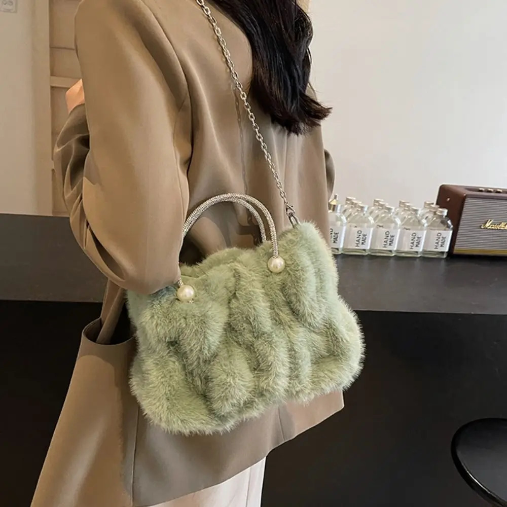 Korean Style Women Plush Shoulder Bag Chain Soft Winter Fluffy Handbag Solid Color Exquisite Faux Fur Crossbody Bag Women 241206