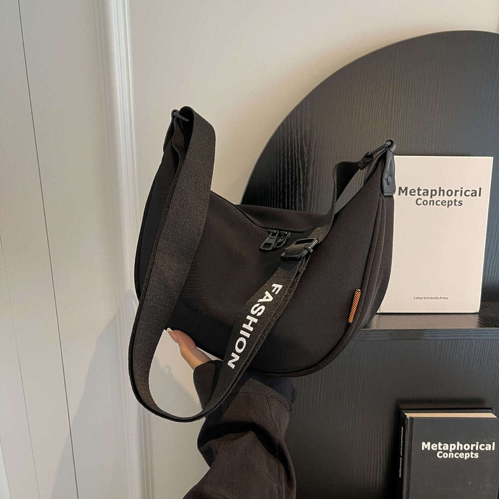 Lazy Wind Moon Tooth Female Niche Minimalist Crossbody Dumpg Sports And Leisure Style Shoulder Large Capacity Women's Bun Fashion Quality Classic