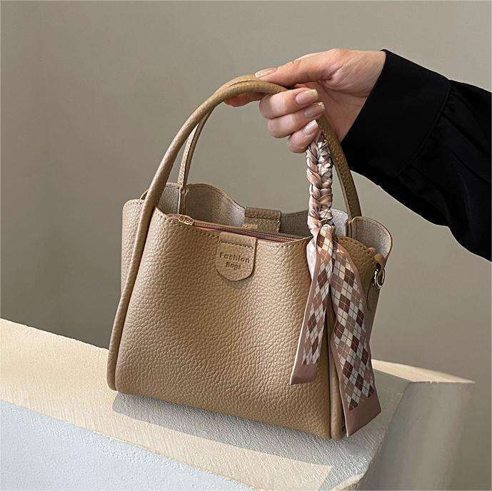 Handheld commuting for women 2024 new model, high-end, simple and trendy shoulder bag, Korean versatile bucket bag