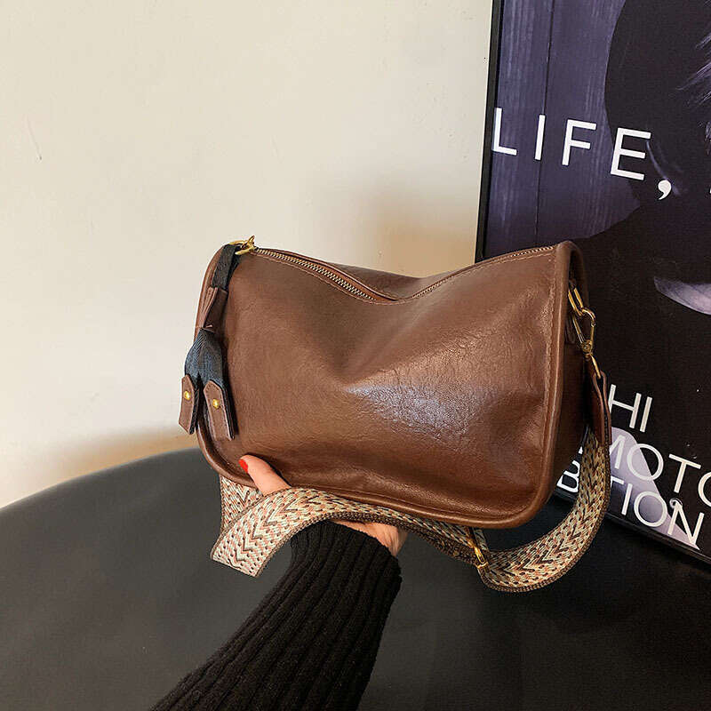 Small 2024 new fashionable and versatile casual western-style wide strap single shoulder for women crossbody bag