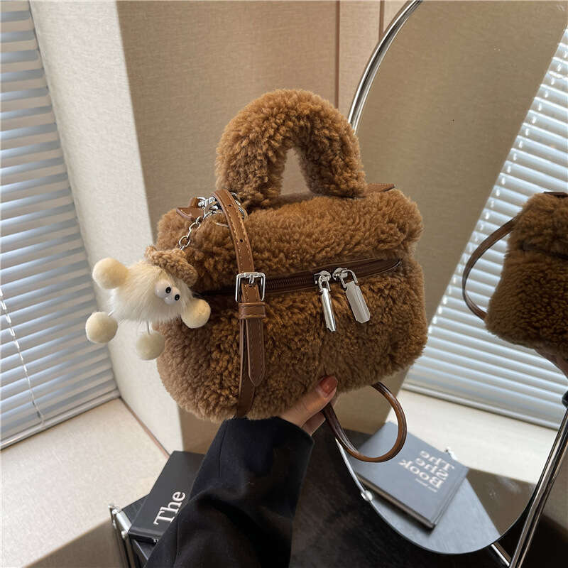 Lamb wool women's crossbody 2024 winter new item, shoulder bag, fashionable plush handbag