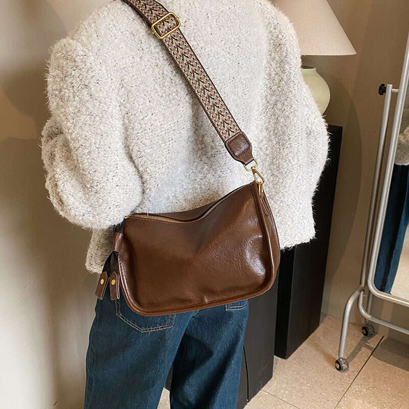 Small 2024 new fashionable and versatile casual western-style wide strap single shoulder for women crossbody bag