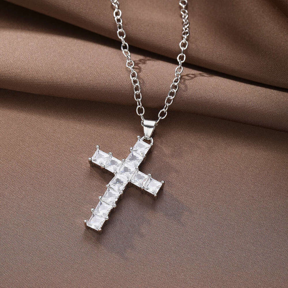 New inlaid Haoshi cross pendant necklace, fashionable, simple, versatile, light , high-end decorative item