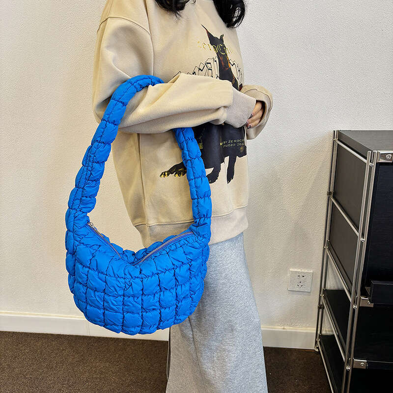 New Nylon Dumpg Wrap With Niche Design, Trendy Shoulder Women's Summer Versatile, High-End Feeg, Cloud Bag, Fashionable Quality, Classic B4