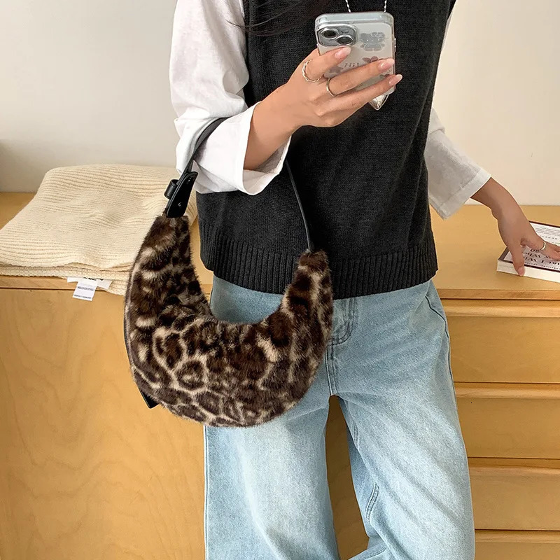 Korean autumn and winter plush print bag ins high-end feel womens handbag with niche personality commuting dumpling bag 241206