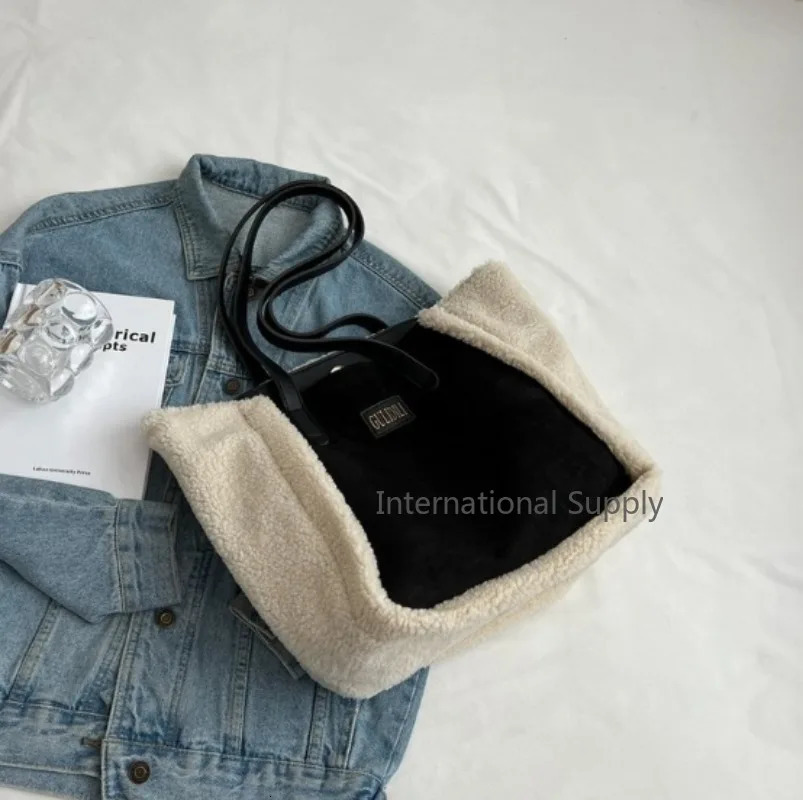 Lamb Wool Plush Large Tote Bags for Women Trendy Faux Fur Suede Shoulder Bag Woman Color Contrast Shopping Handbags 241206