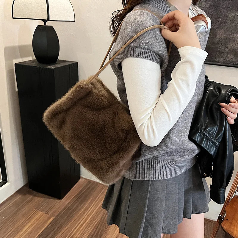 Korean Ins Trendy Plush Bag Womens Winter Fashionable Large-capacity Plush Tote Bag Shoulder Womens Bag 241206