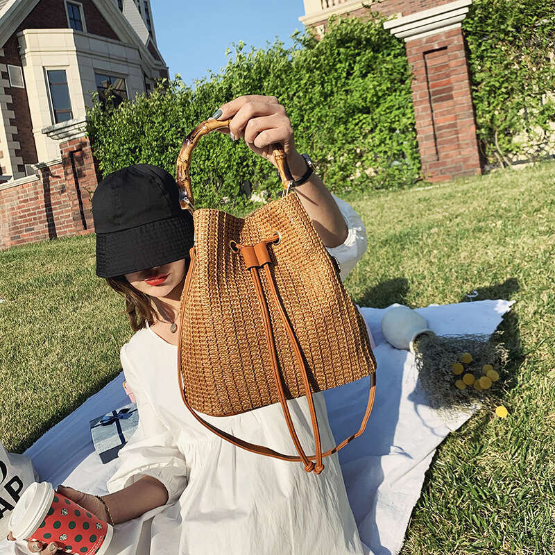 2025 New Handheld Straw Woven Summer Korean Edition Fashion Single Shoulder Crossbody Bamboo Bucket Women's Bag