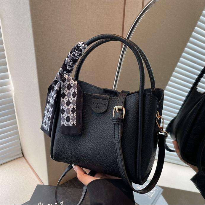 Handheld commuting for women 2024 new model, high-end, simple and trendy shoulder bag, Korean versatile bucket bag