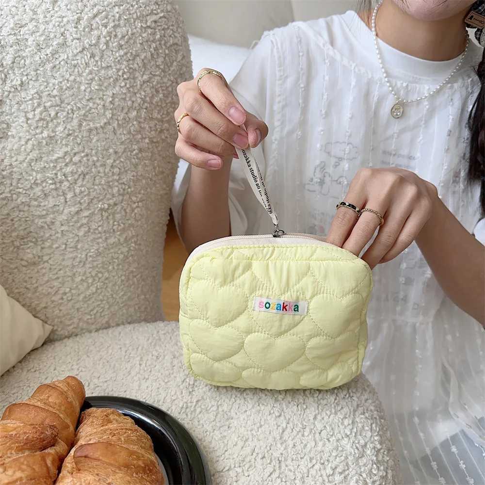 INS Love Heart Square Cosmetic Bag Women Portable Earphes Lipstick Sanitary Napkins Storage Pouch Small Makeup Zipper BagsXJ241206