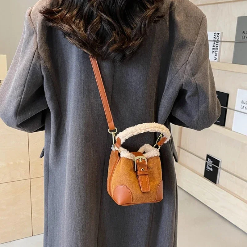 New Crossbody Women s One Shoulder Casual Retro Bag Multi functional Plush Designer Bag Wallet and Handbag bag