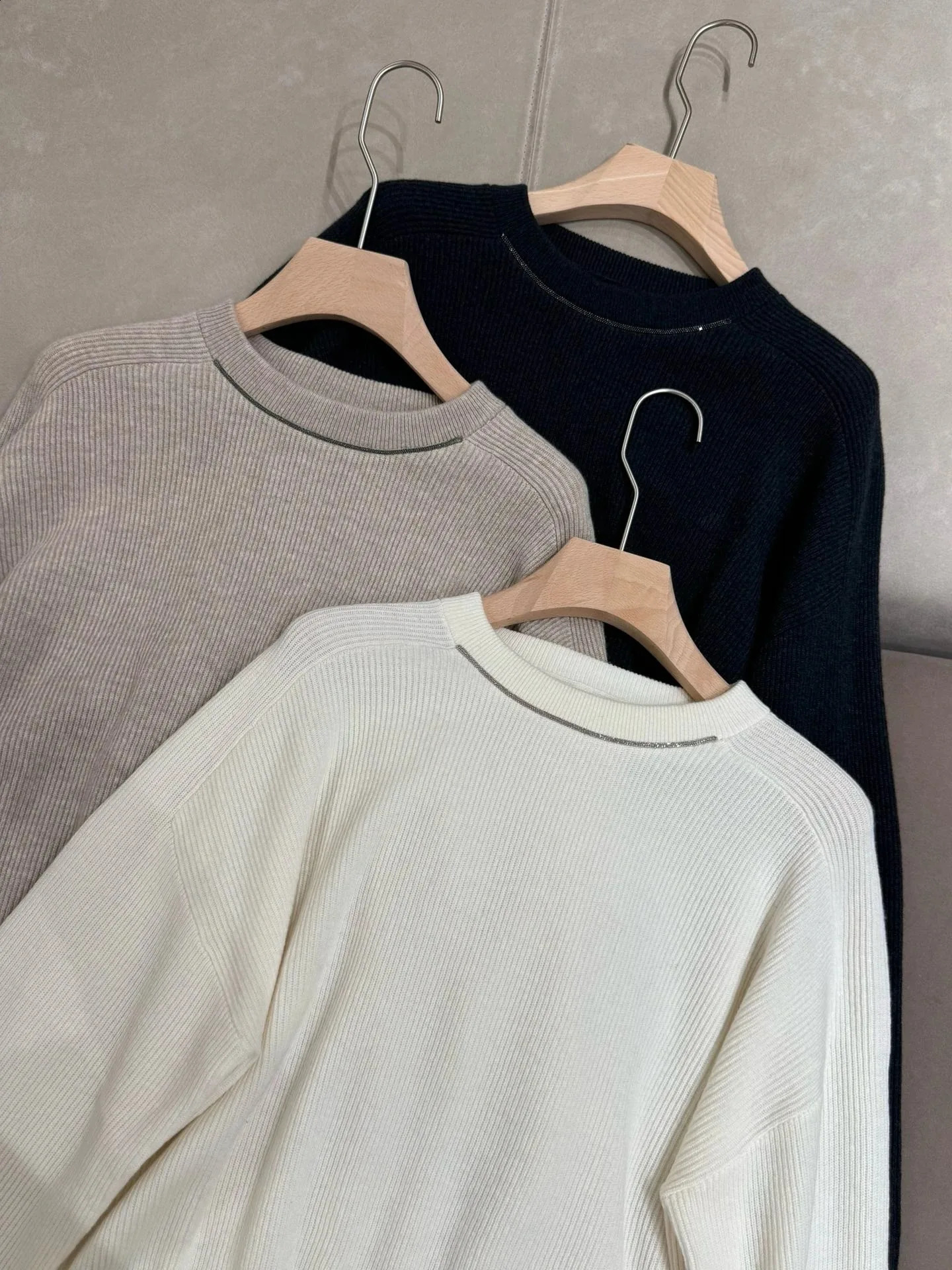 Womens wool sweater long sleeved knitted pullover for autumn and winter simple round neck womens clothing 241203