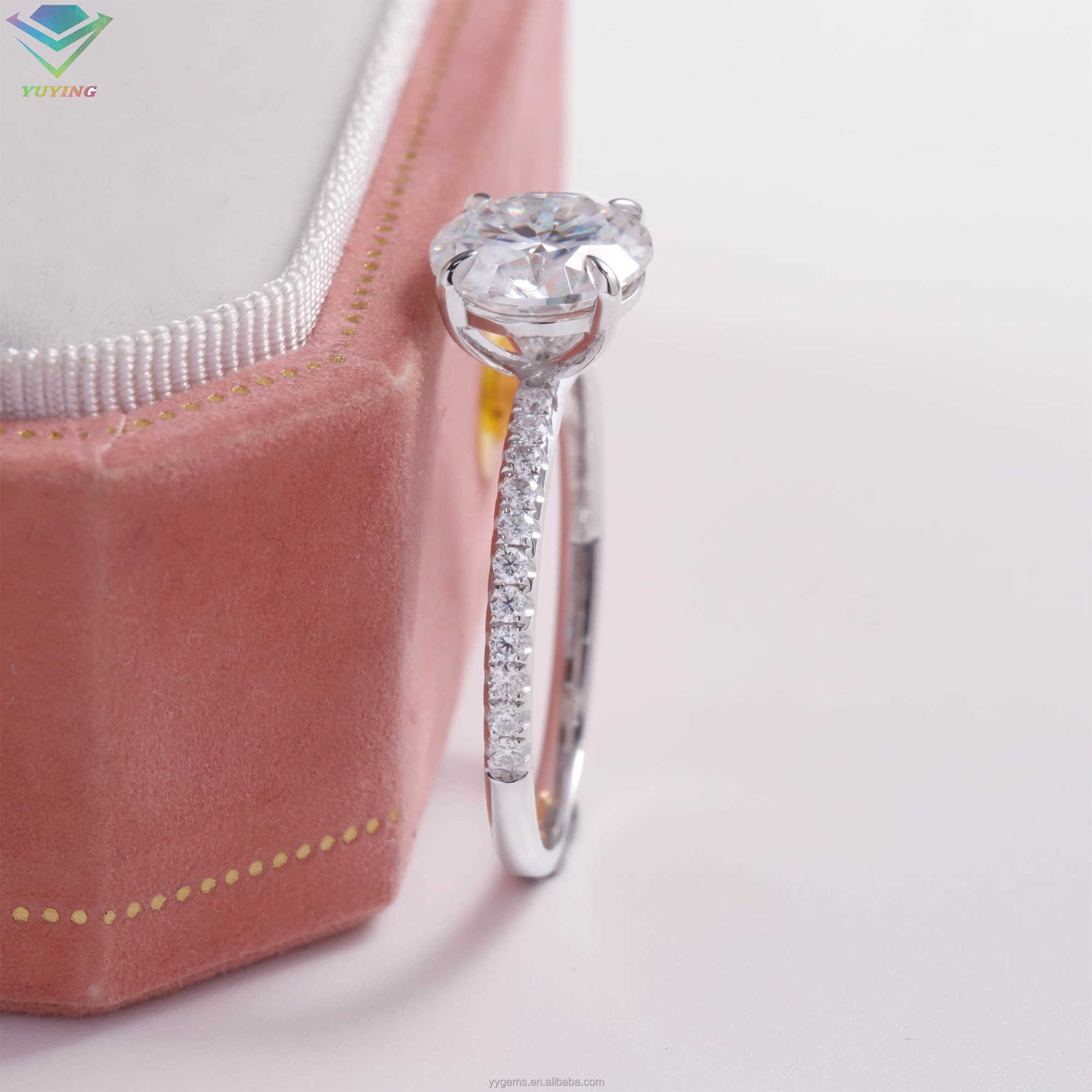 Yu Ying Custom 18k Solid Gold Ring Fine Jewelry 1CT Round Brilliant Cut Wedding Ring Woman Engagement Moissanite Ring