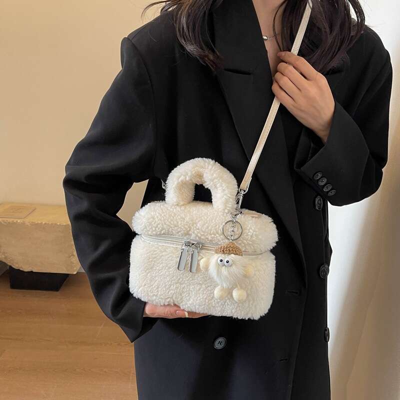 Lamb wool women's crossbody 2024 winter new item, shoulder bag, fashionable plush handbag