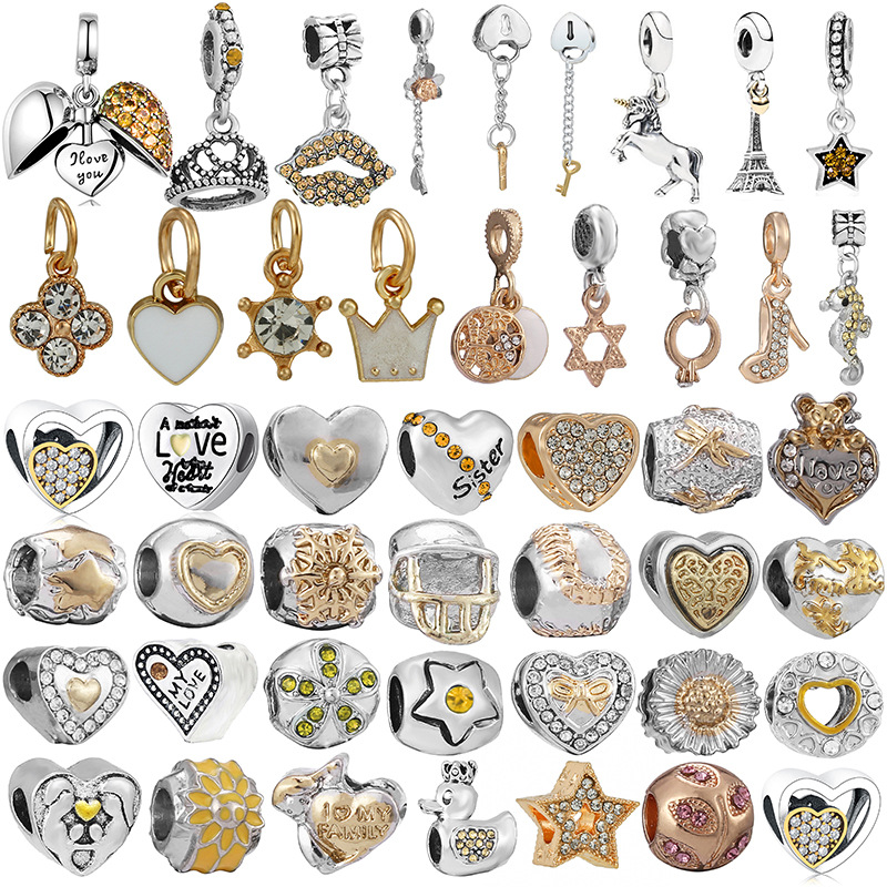 Charmes de canard Regal avec une couronne et des pierres précieuses jaunes incrustées sur son bracelet de nombril