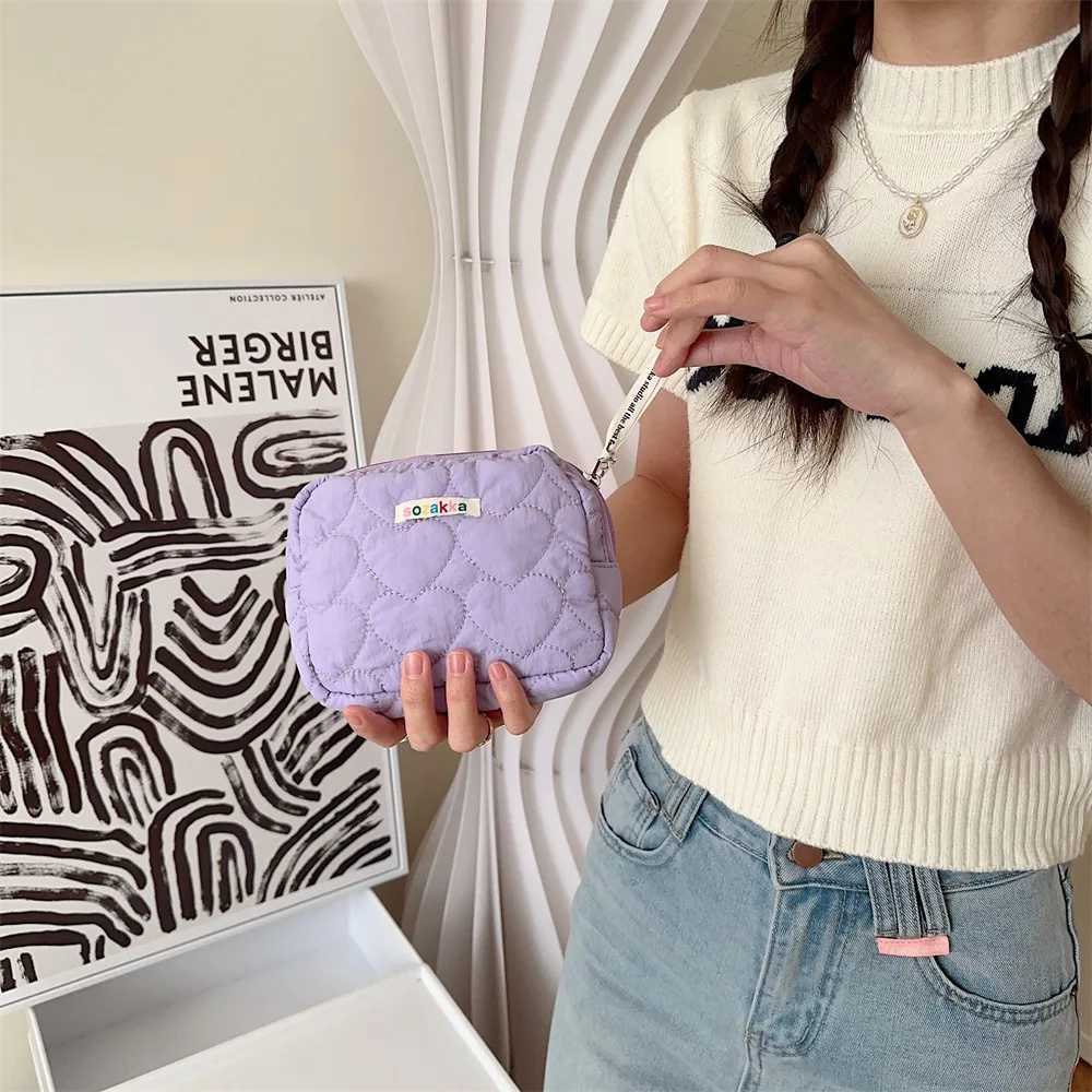 INS Love Heart Square Cosmetic Bag Women Portable Earphes Lipstick Sanitary Napkins Storage Pouch Small Makeup Zipper BagsXJ241206