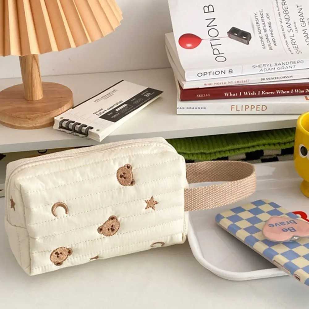 Embroidery Bear Makeup Bag Quilt Cott Women Zipper Cosmetic Organizer Cute Wrist Make Up Pouch Portable Toiletry CaseXJ241206
