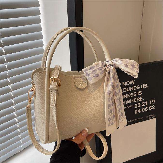 Handheld commuting for women 2024 new model, high-end, simple and trendy shoulder bag, Korean versatile bucket bag