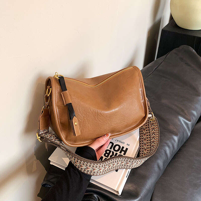 Small 2024 new fashionable and versatile casual western-style wide strap single shoulder for women crossbody bag