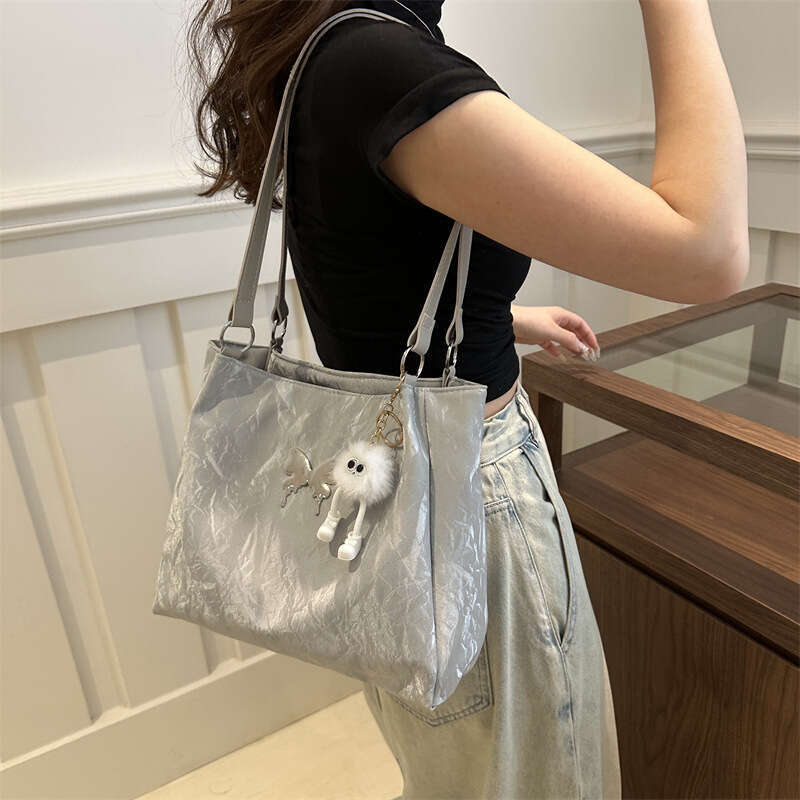 New Women's Soft Leather Large Capacity Tote With A Niche Feel, College Students' Shoulder Bag For Class, Fashionable Quality, Classic B4