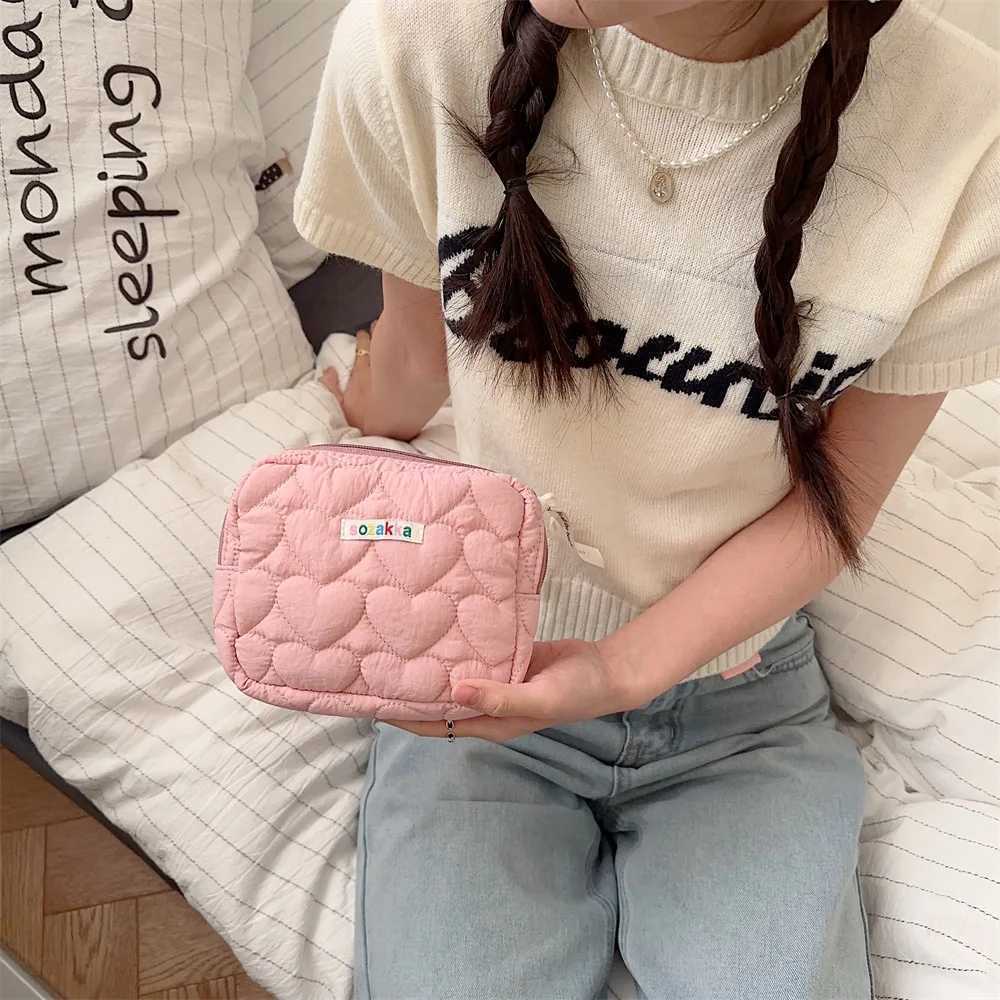 INS Love Heart Square Cosmetic Bag Women Portable Earphes Lipstick Sanitary Napkins Storage Pouch Small Makeup Zipper BagsXJ241206