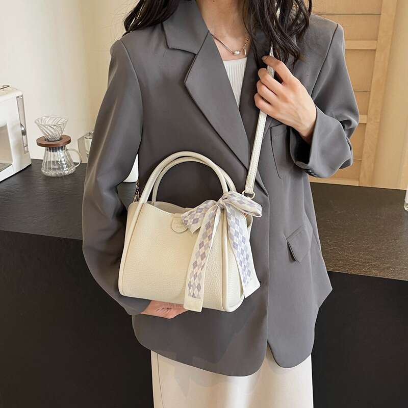 Handheld commuting for women 2024 new model, high-end, simple and trendy shoulder bag, Korean versatile bucket bag