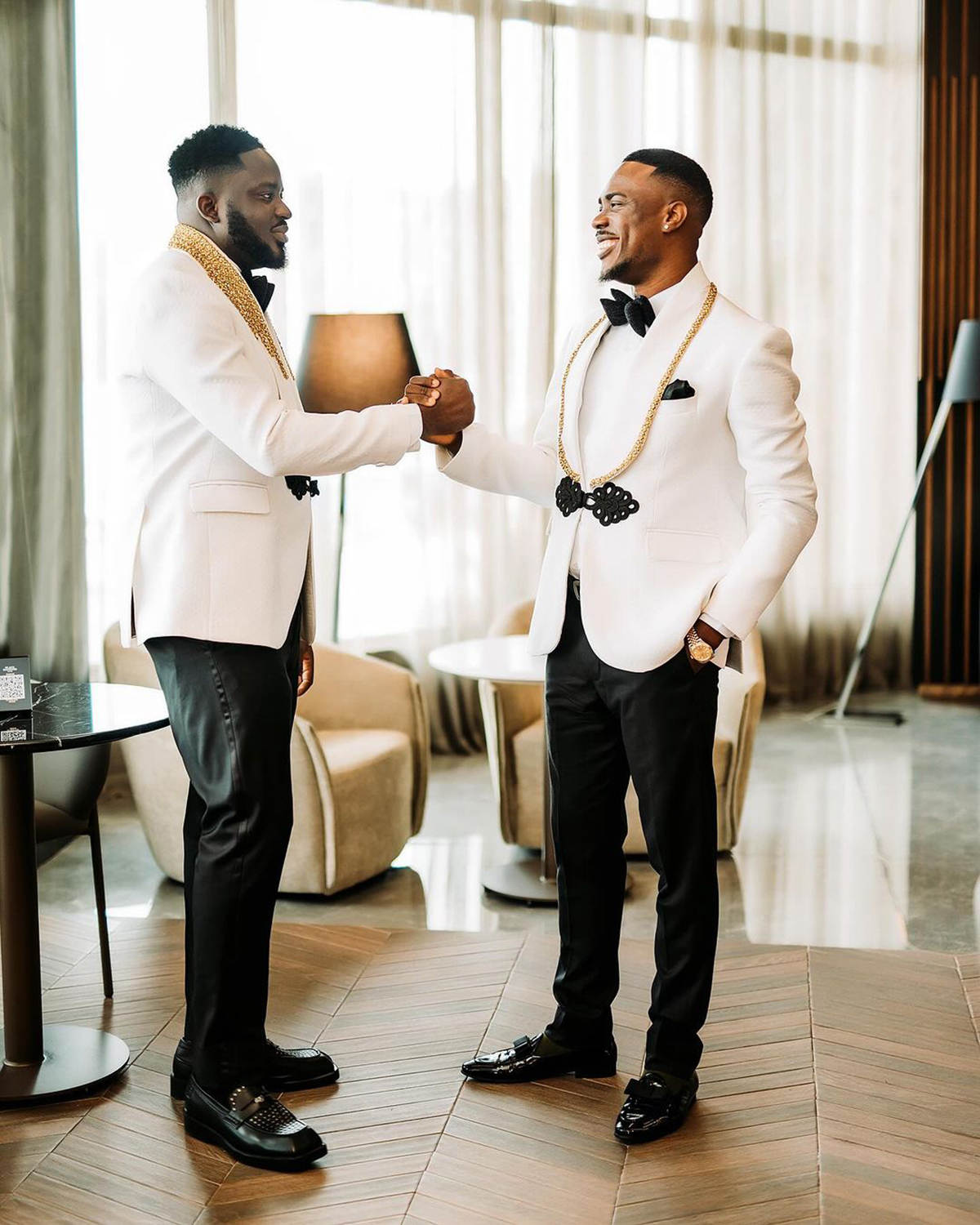 Handsome Men Suits Appliques 2 Piece Set Coat Pants Shawl Lapel Wedding Tuxedos One Button Business Official Groom Tuxedo suit Customized