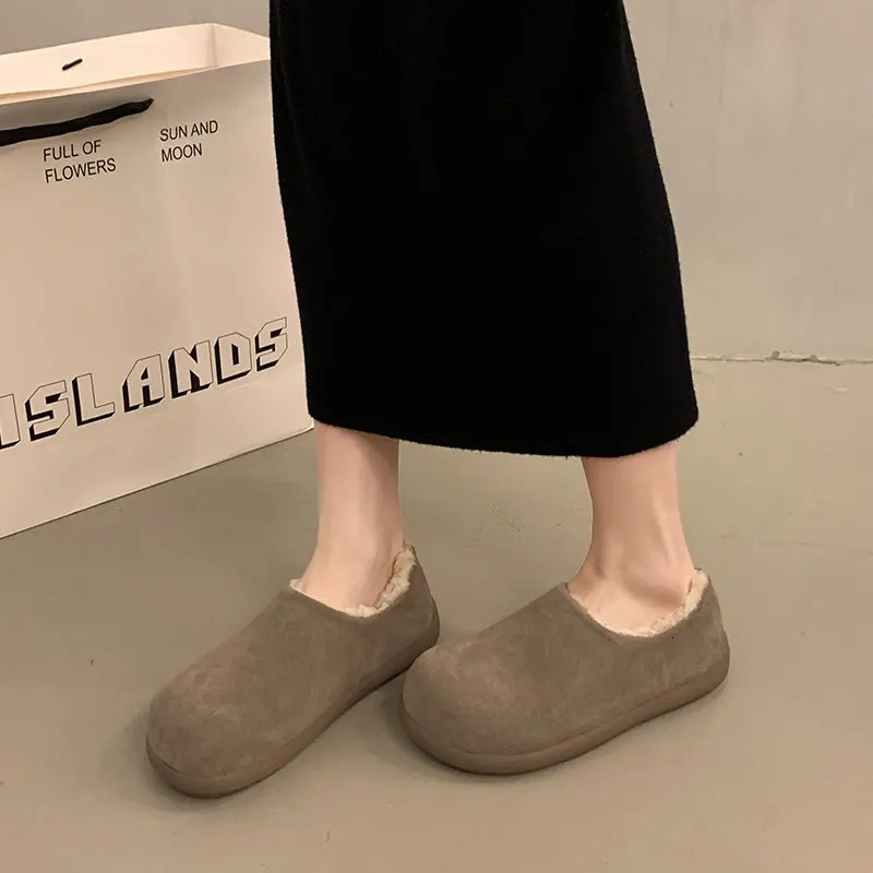 Warm womens soft cushioned shoes for autumn and winter fashionable light slip compact household soled flat 241206