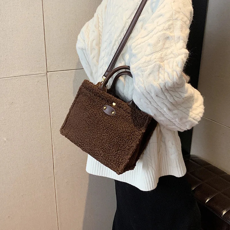 Autumn/Winter Plush Large Capacity Casual Fashion Portable Handbag Retro Shoulder Messenger Bag Womens Bag 241205