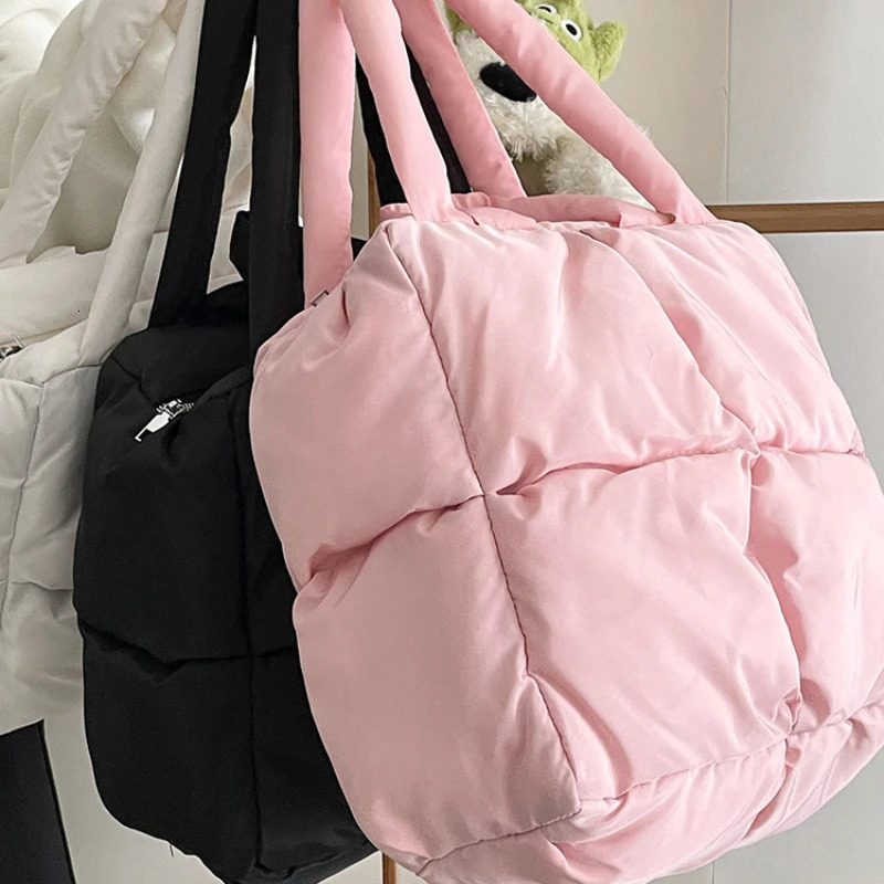 Womens retro checkered bedding shoulder bag solid color soft handbag soft handbag pink Sapce Padded handbag 241205