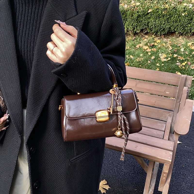 Retro Fashion Womens Top Handle Handbag Flip Shoulder Cross Bag with Pendant Winter Handbag 241205