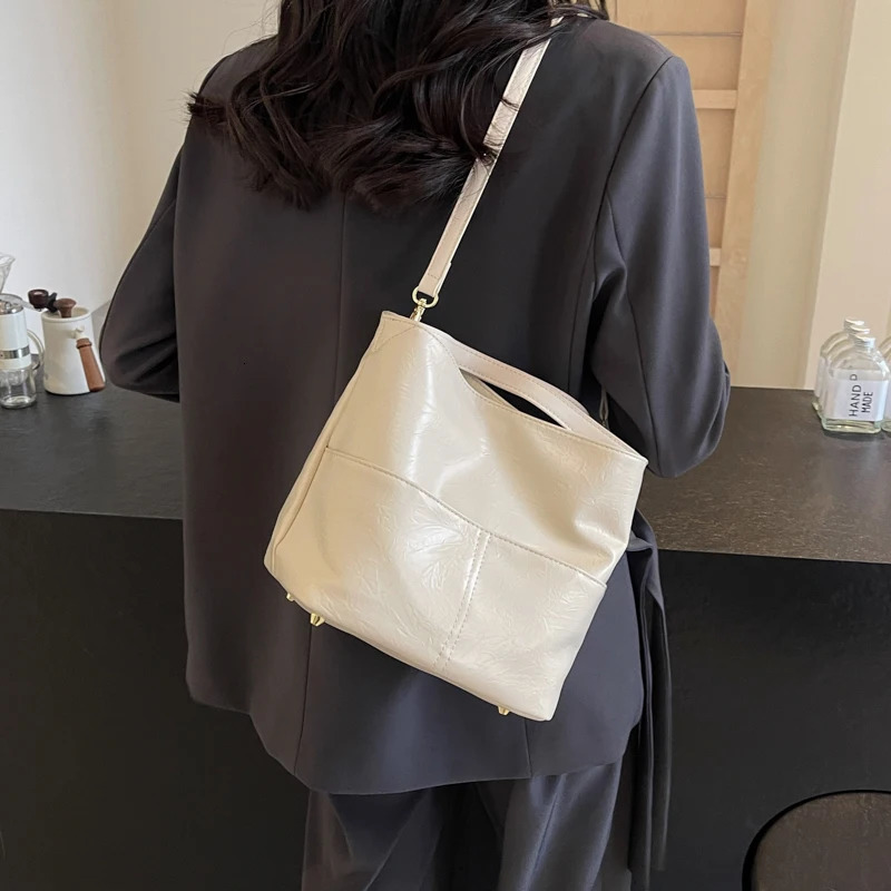 LEFTSIDE Womens Mini Fashion School Bag Silver PU Leather Fashion Travel Shoulder Bag with Short Handbag 241205