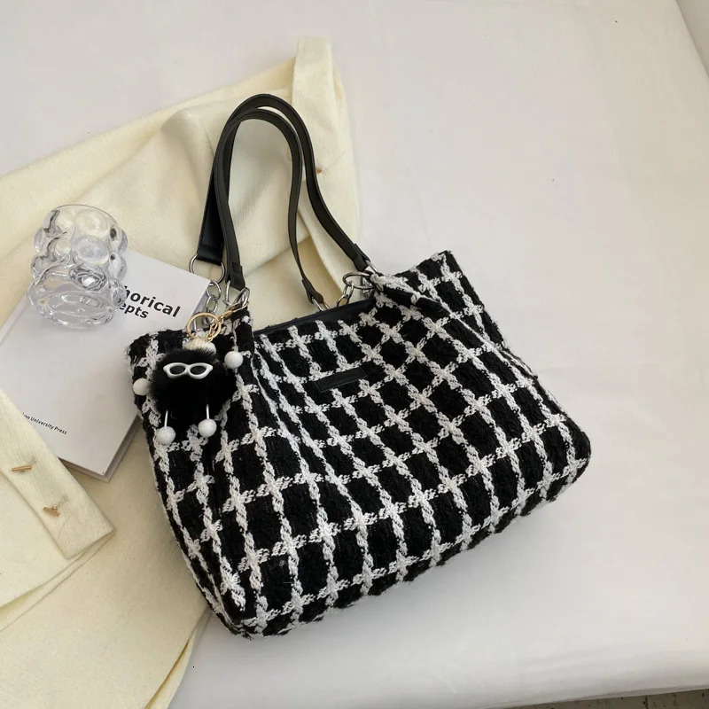 Japanese office ladies fashionable and fashionable handbag fashionable and smooth fully matched elegant handbag high-capacity womens Y2k shoulder bag 