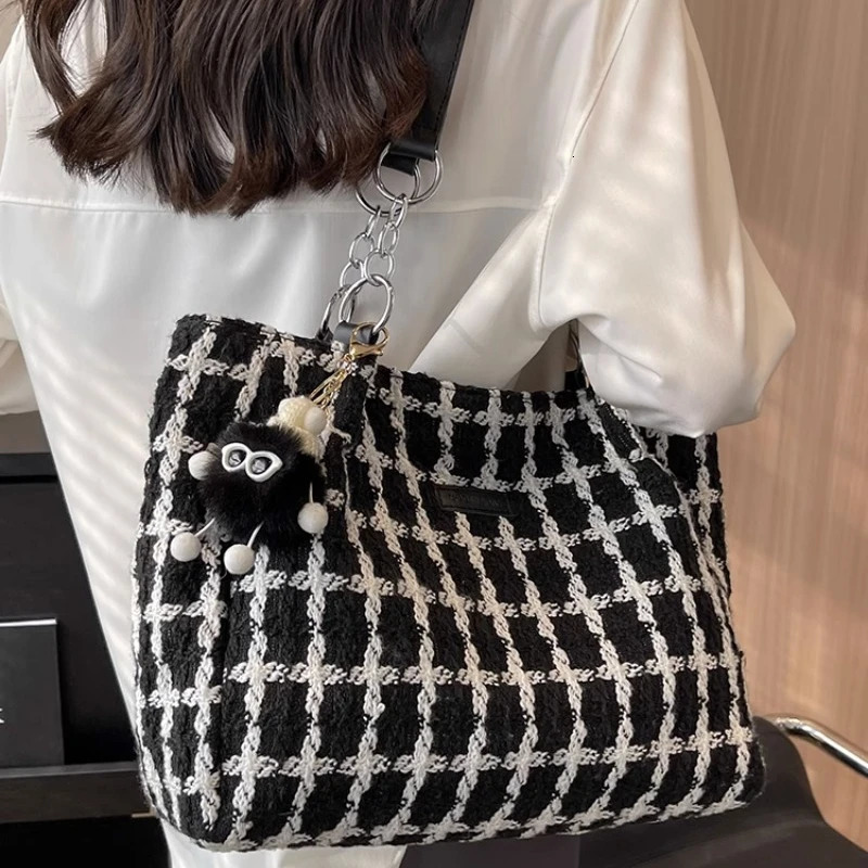 Japanese office ladies fashionable and fashionable handbag fashionable and smooth fully matched elegant handbag high-capacity womens Y2k shoulder bag 