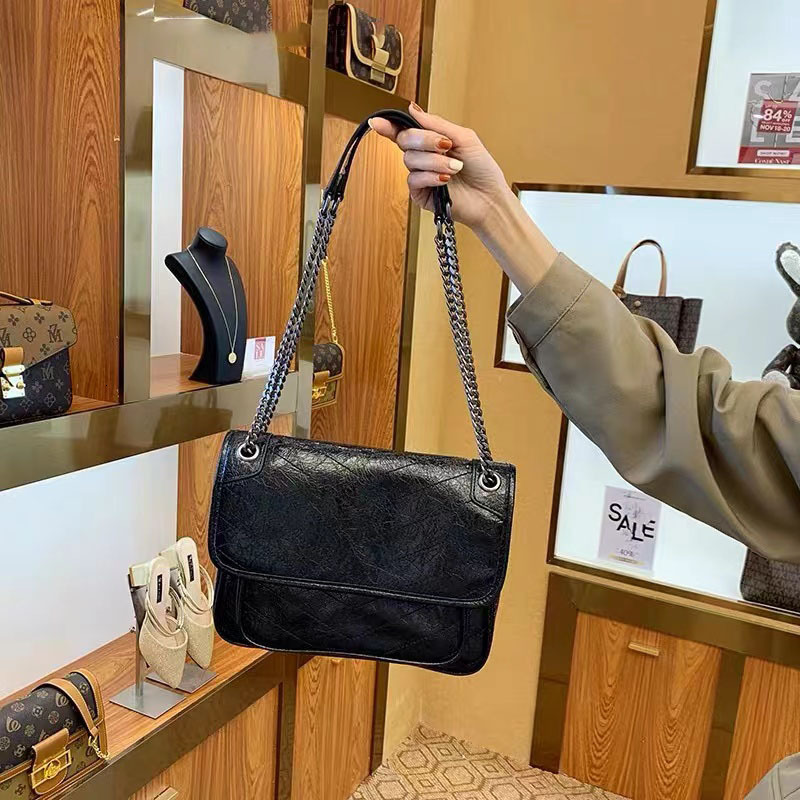 Designer 2025S new large capacity commuting wandering chain women shoulder crossbody bag handbag trend