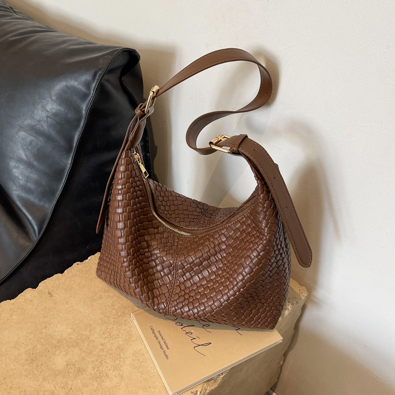 New woven shoulder spring and summer, underarm for women, 2024 new versatile bags, fashionable bucket bags